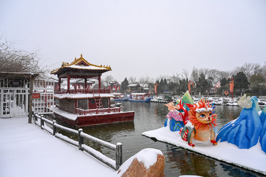 开封清明上河园大雪建筑灯笼雪景