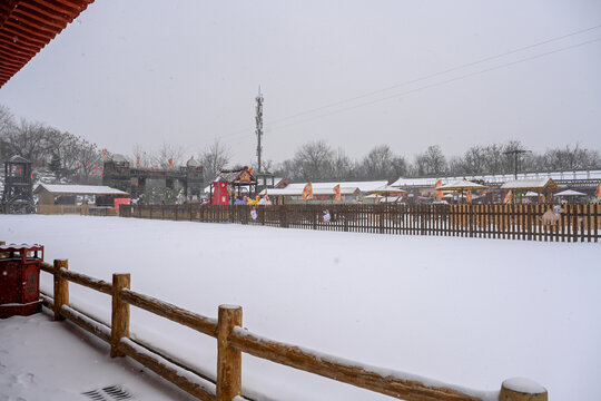 开封清明上河园大雪建筑灯笼雪景