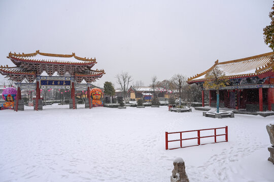 开封清明上河园大雪建筑灯笼雪景