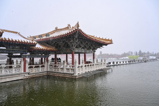 开封清明上河园大雪建筑灯笼雪景