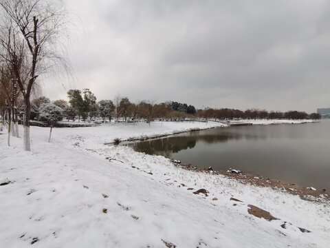 雪湖岸