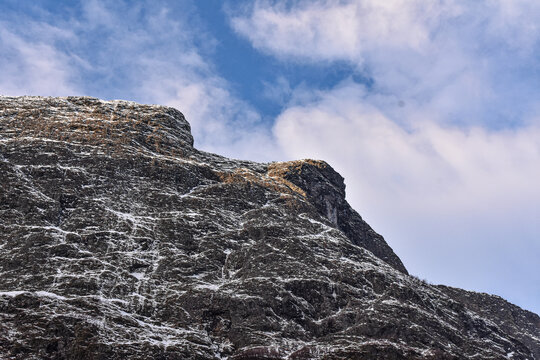 巍峨陡峭的雪山积雪与蓝天白云