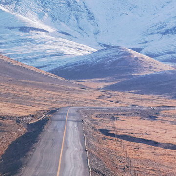 雪山下的公路