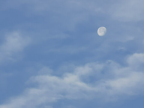 天空白云月亮