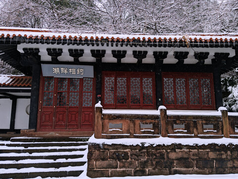 雪中寺院