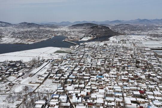 北方雪后民居