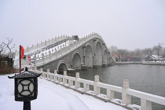 开封清明上河园大雪建筑灯笼雪景