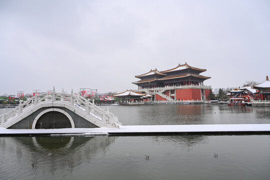 开封清明上河园大雪建筑灯笼雪景