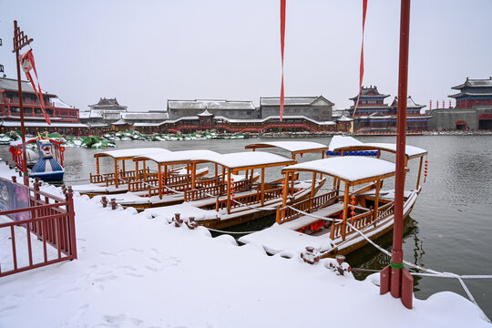 开封清明上河园大雪建筑灯笼雪景