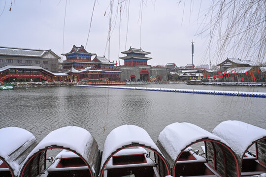 开封清明上河园大雪建筑灯笼雪景