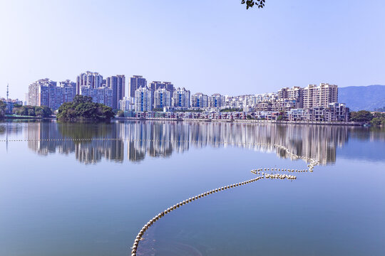 肇庆伴月湖湖景地产水景楼盘