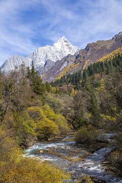 四姑娘山景区雪山风光