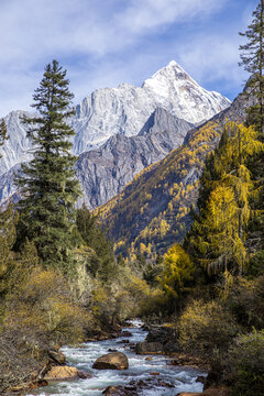 四姑娘山景区雪山风光