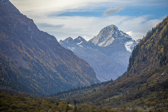 四姑娘山景区雪山风光