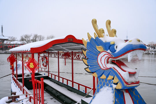 开封清明上河园大雪建筑灯笼雪景