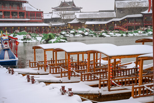 开封清明上河园大雪建筑灯笼雪景