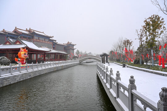 开封清明上河园大雪建筑灯笼雪景