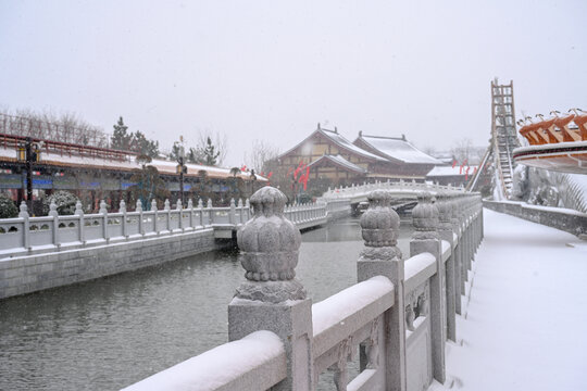 开封清明上河园大雪建筑灯笼雪景