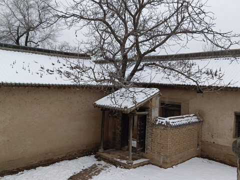 雪中的农村小院