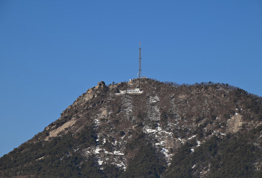 雪后铁塔