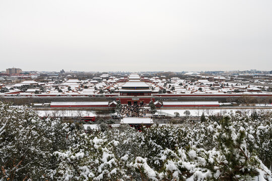 景山上俯瞰雪后的故宫博物院全景