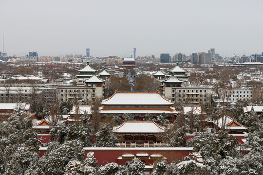 景山公园万春亭俯瞰雪后的寿皇殿