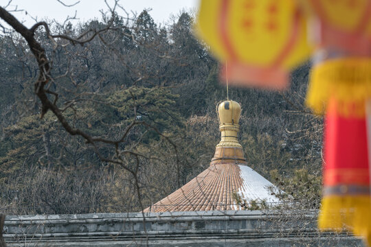 彩灯映衬下的潭柘寺佛塔