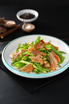 小蔥拌黃花魚(yú)