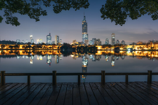 南京玄武湖紫峰大厦夜景