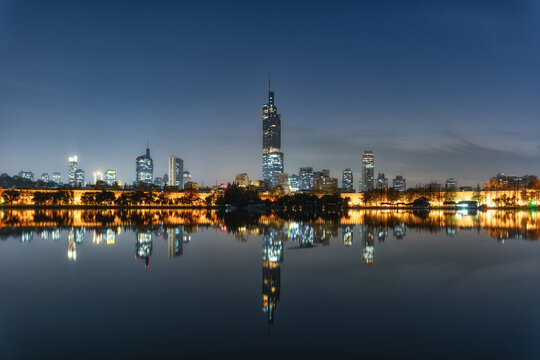 南京玄武湖紫峰大厦夜景