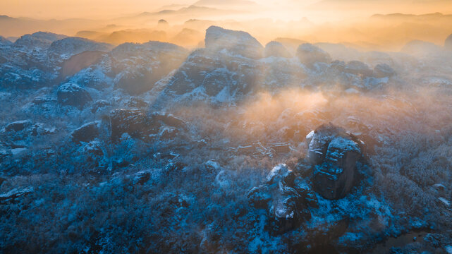 金光耀雪峰