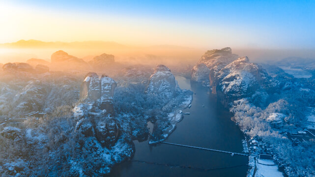 霞光素雪染仙山