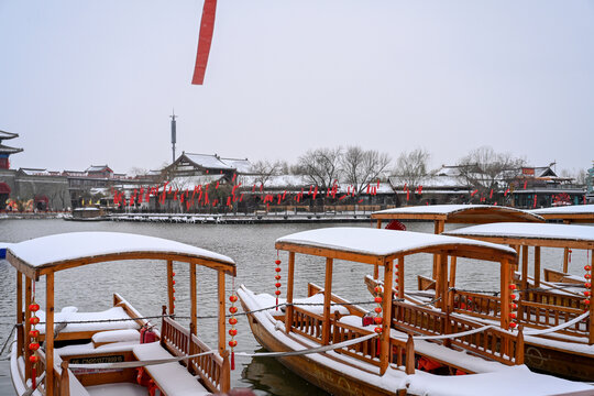 开封清明上河园大雪建筑灯笼雪景