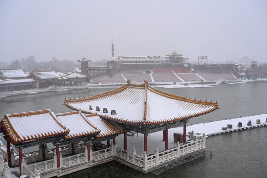 开封清明上河园大雪建筑灯笼雪景