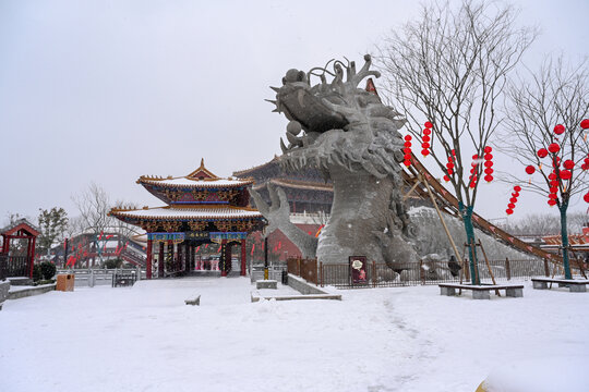 开封清明上河园大雪建筑灯笼雪景