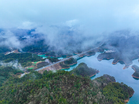 云海下的千岛湖风光