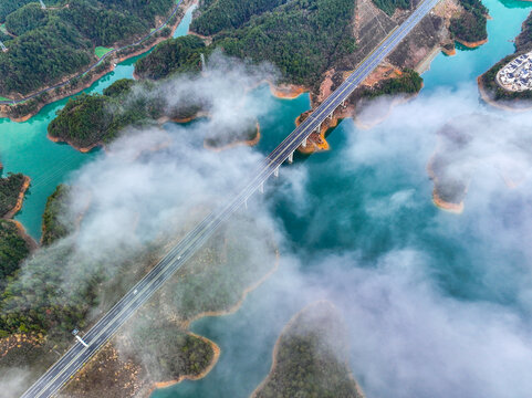 云海下的千岛湖风光