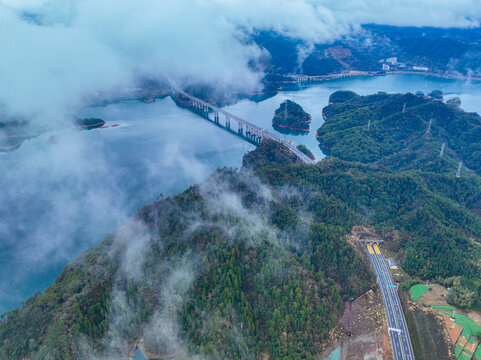 云海下的千岛湖风光