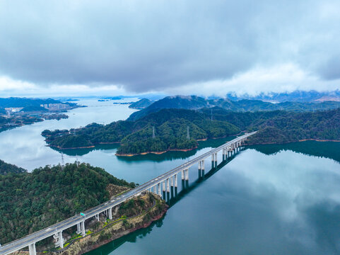 杭州千岛湖大桥风光