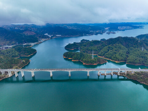 航拍云海下的千岛湖高速公路