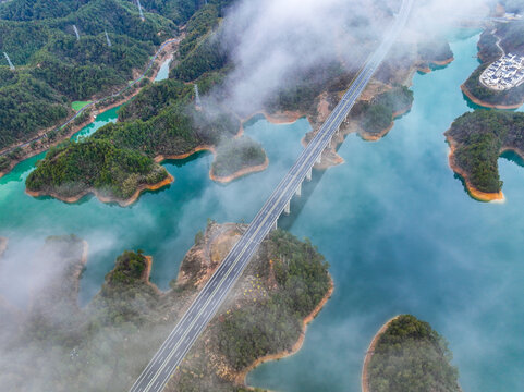 航拍云海下的千岛湖高速公路