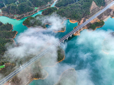 航拍云海下的千岛湖高速公路