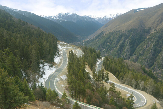 四川阿坝夹金山五道拐盘山道路