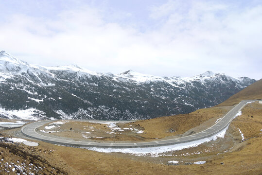 四川阿坝夹金山雪山五道拐道路