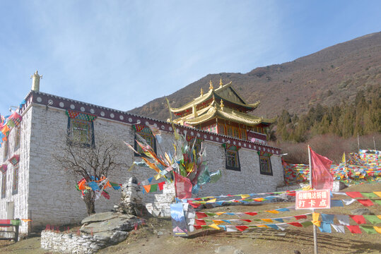 四姑娘山斯古拉寺隆达祈福处