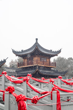 红绸缎古建筑塔楼雪景