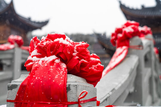 绸布大红花红绸缎雪景