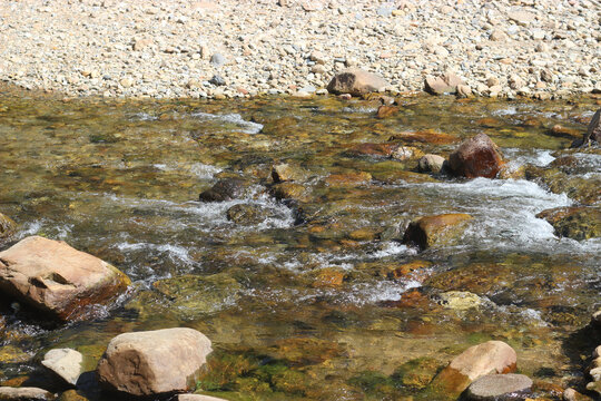 清澈小河小溪里的石头