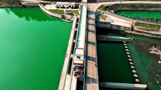 水库拦河坝引水渠