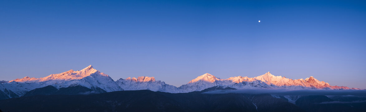 梅里雪山日照金山